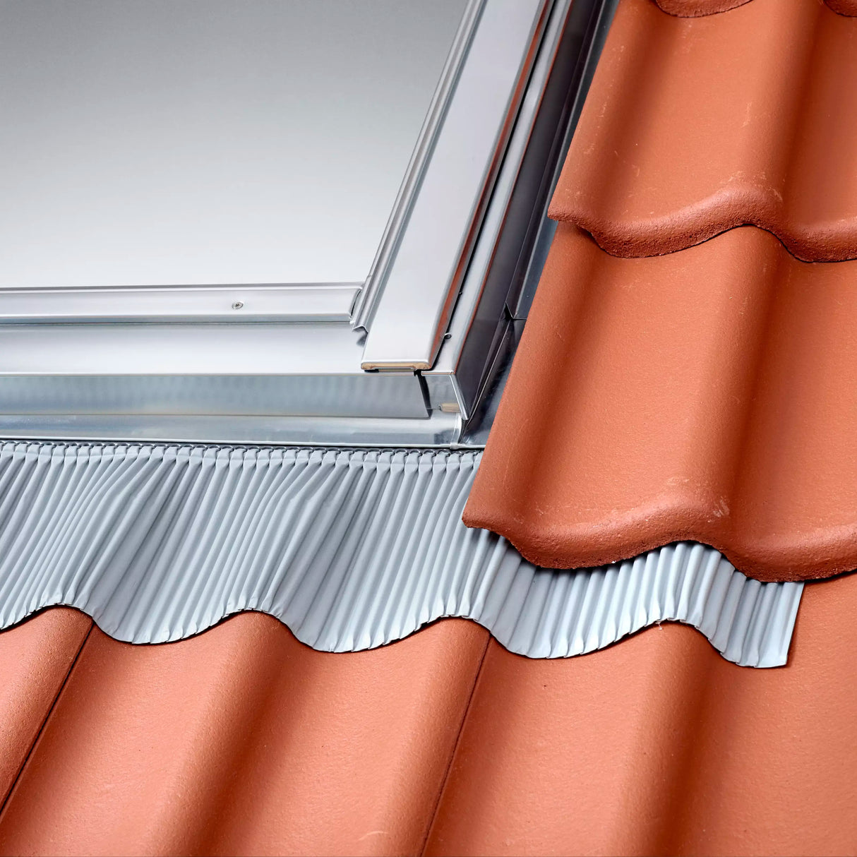 114x118 cm VELUX Pro+ EDW SK06 2300 Tile Flashing with Insulation | Zinc Finish.