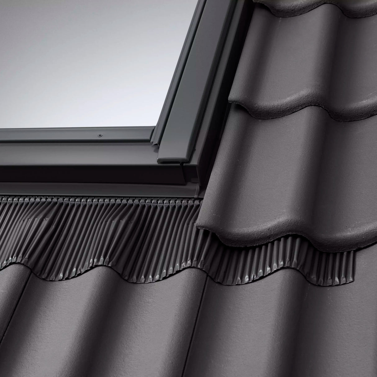 78x140 cm VELUX Pro+ EDW MK08 2500 Tile Flashing with Insulation | Black Aluminium Finish.